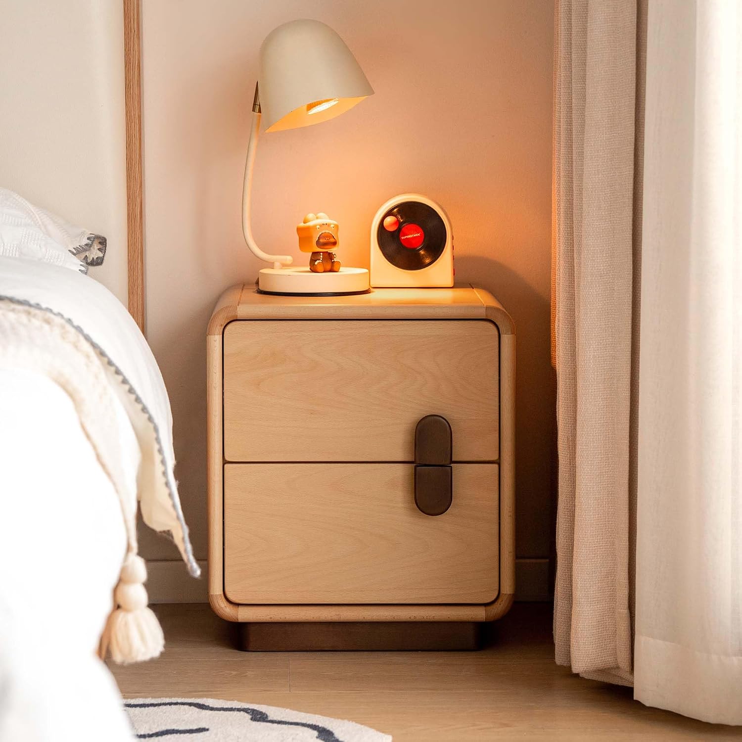 Solid Wood Nightstand 2 Drawers - 無垢材を使用した2段引き出しのナイトテーブル。丸みを帯びた角が特徴で、寝室や書斎に最適。高さ18インチ、右側に取っ手付き。カスタマイズ可能。