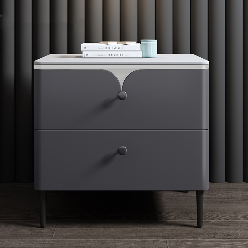 モダンな無垢材ベッドサイドテーブル、焼結石トップとレザートリ - Solid Wood Nightstand 2 Drawers のレビューと価格